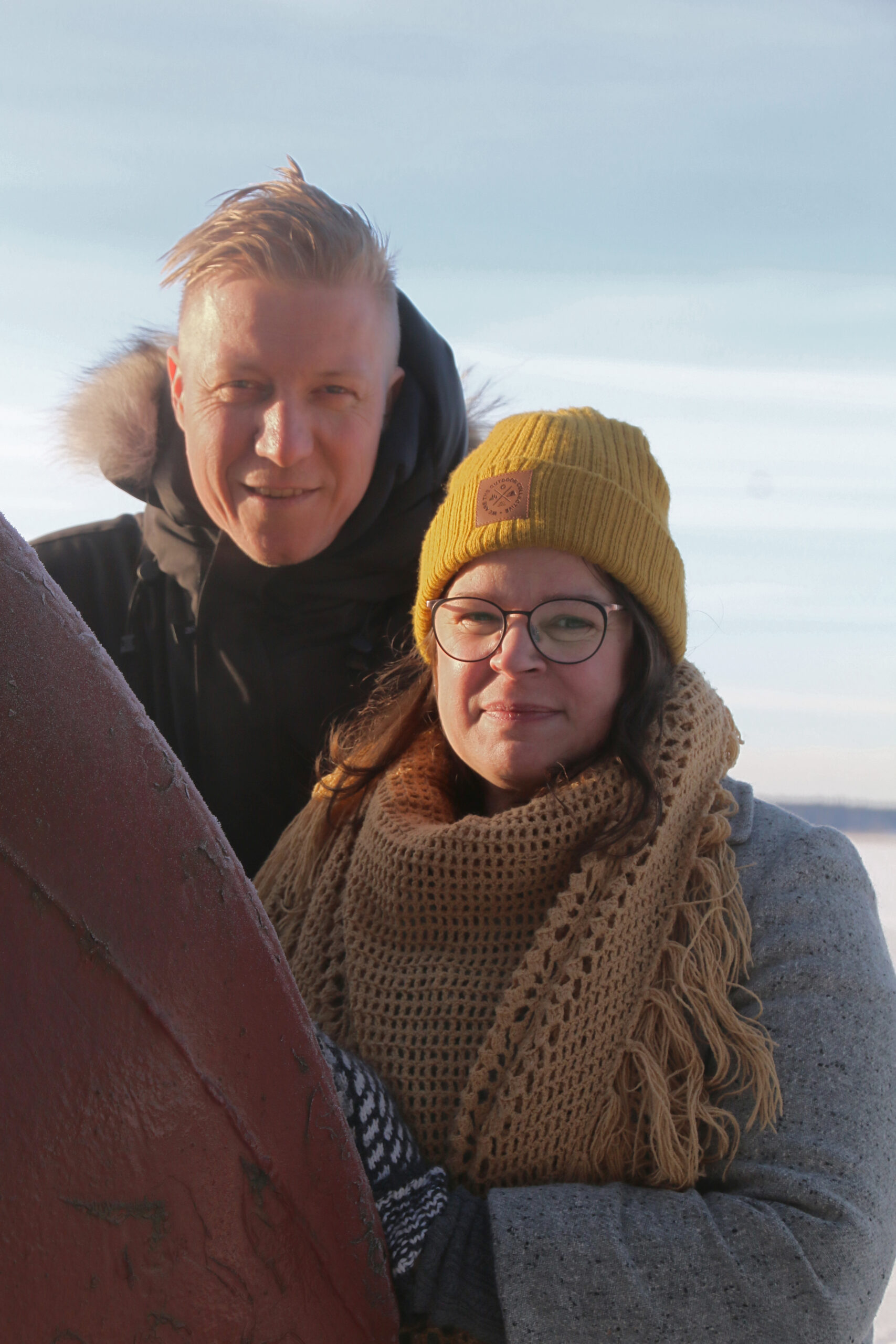 Mathias Högbacka och Piritta Syrjälä står vid stranden.