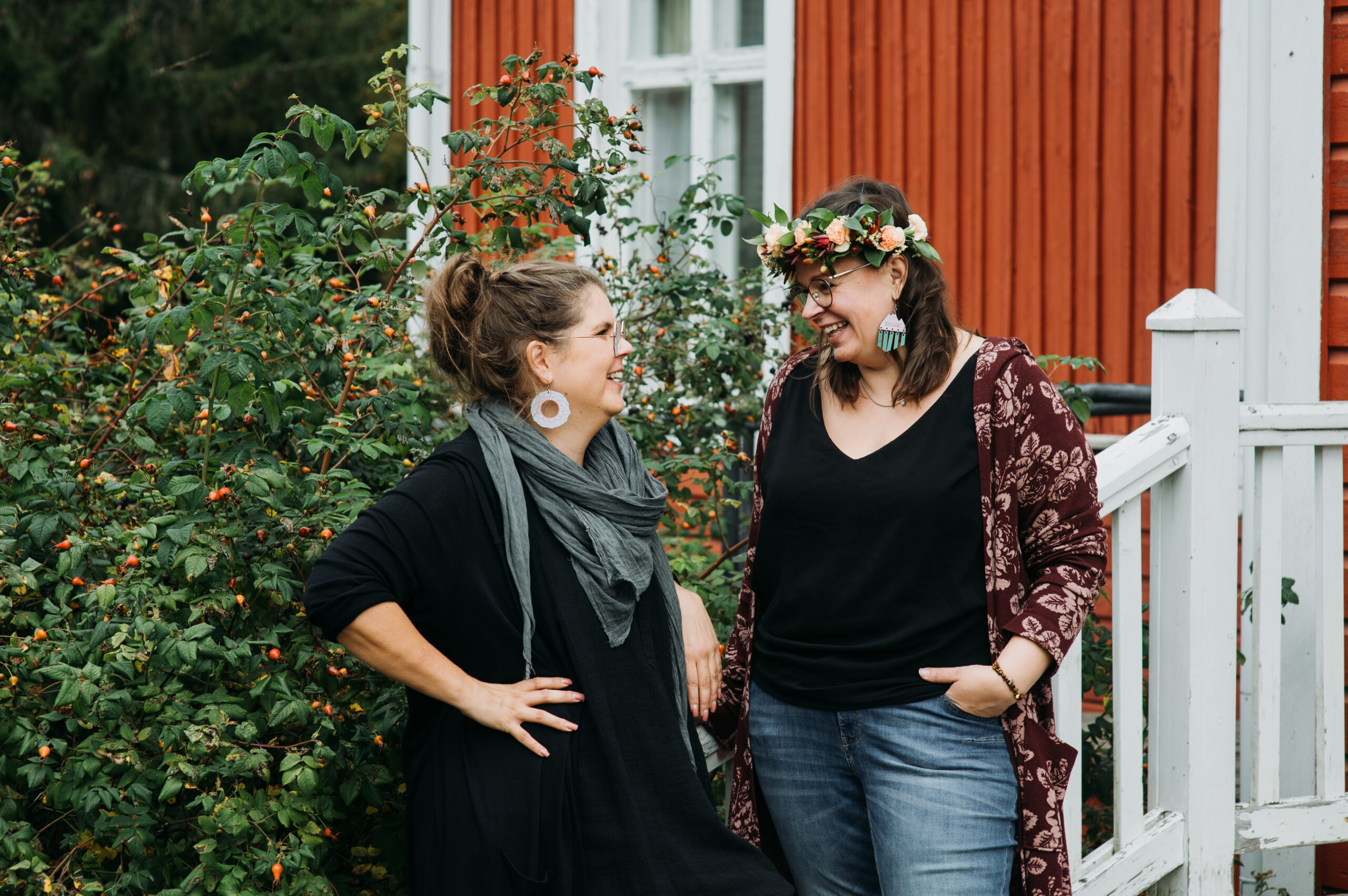 Riikka Ksokinen och Piritta Syrjälä står ute och tittar varanda.